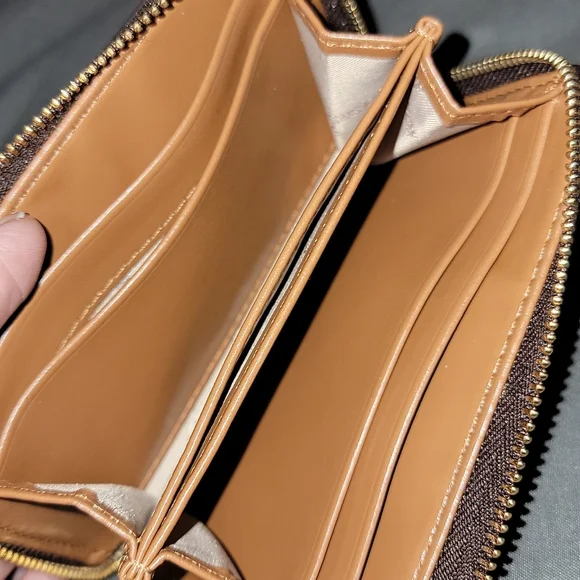 **SOLD**Michael Kors logo wallet - Picture 7 of 8